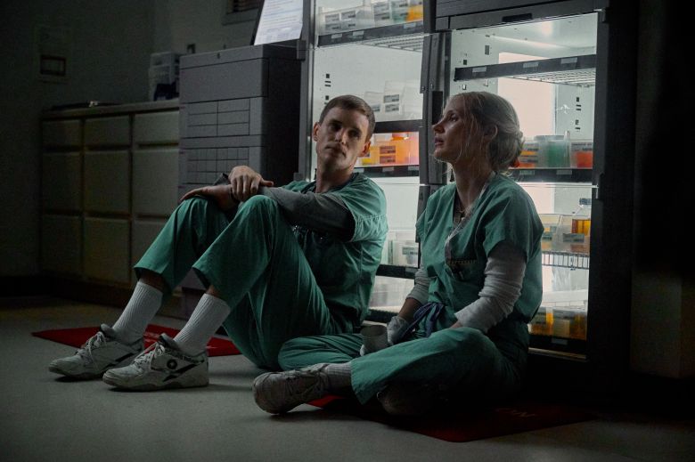 Хорошая медсестра (2022).  Слева направо: Эдди Редмэйн в роли Чарли Каллена и Джессика Честейн в роли Эми Лоурен.  Кр.  ДжоДжо Уилден / Netflix