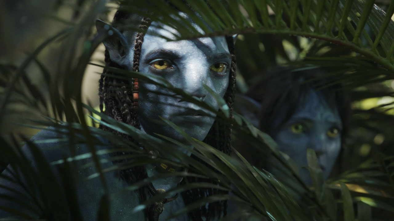 Джейк Салли смотрит сквозь растения в фильме «Аватар: Путь воды».