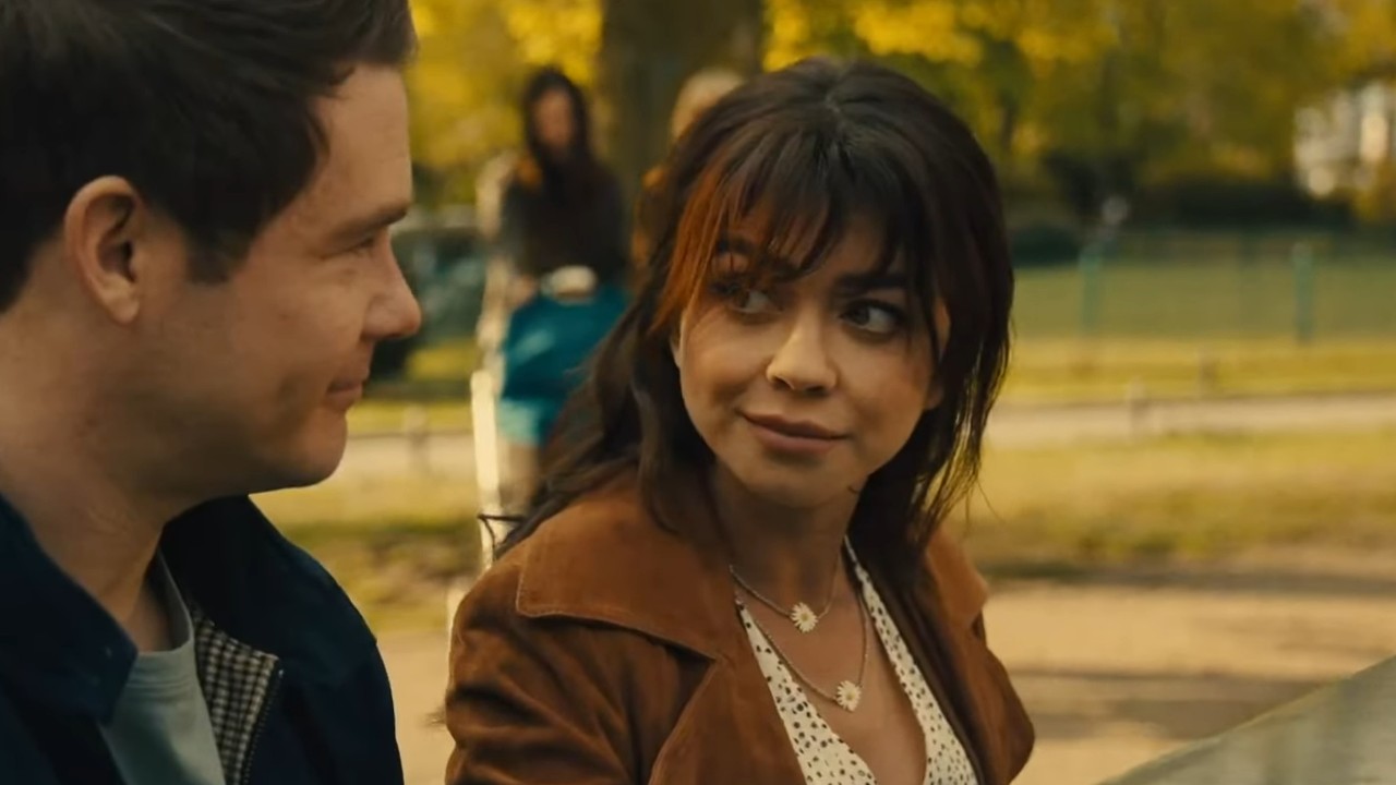 Адам Дивайн и Сара Хайланд в фильме «Идеальный голос: Бампер в Берлине»