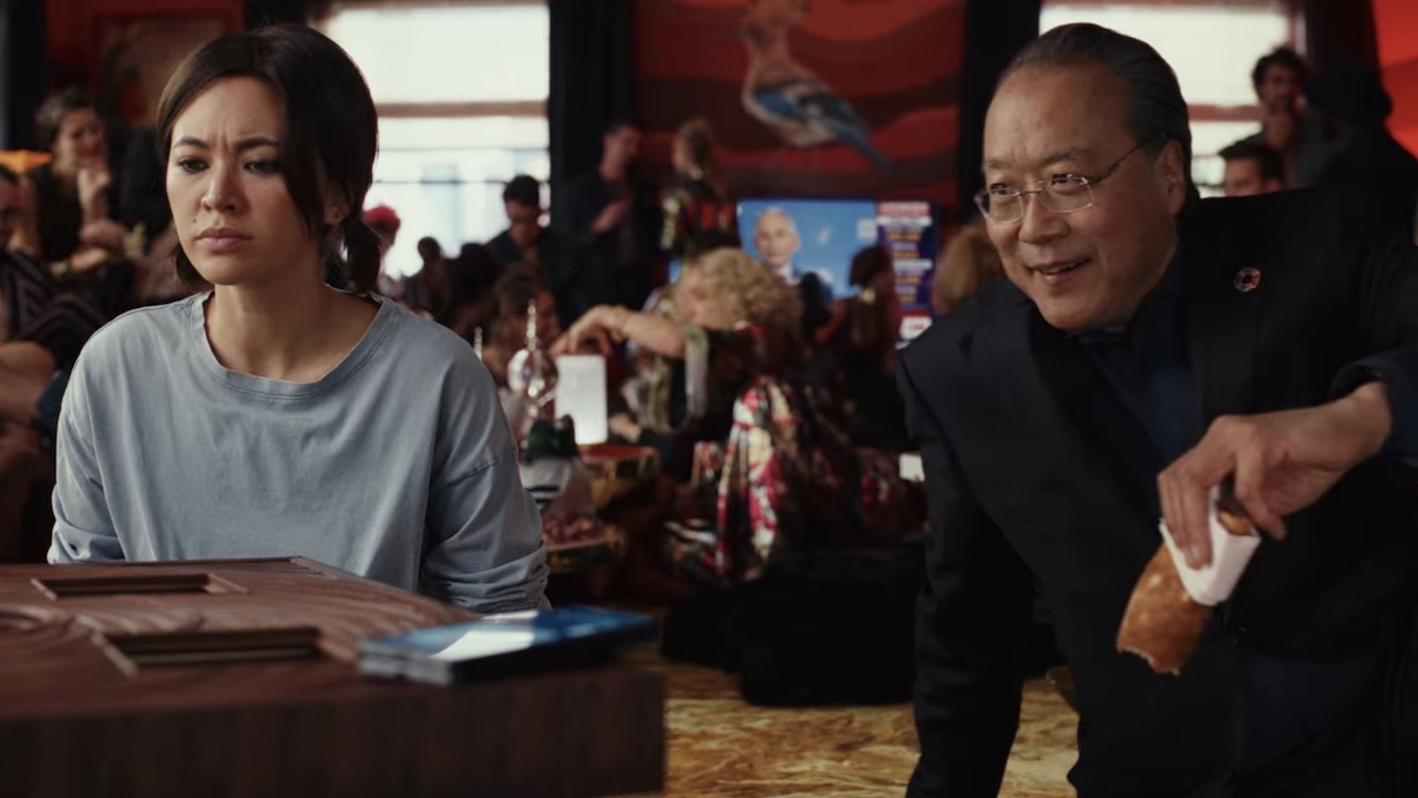 Йо-Йо Ма разговаривает с персонажем Джессики Хенвик в «Стеклянном луке»