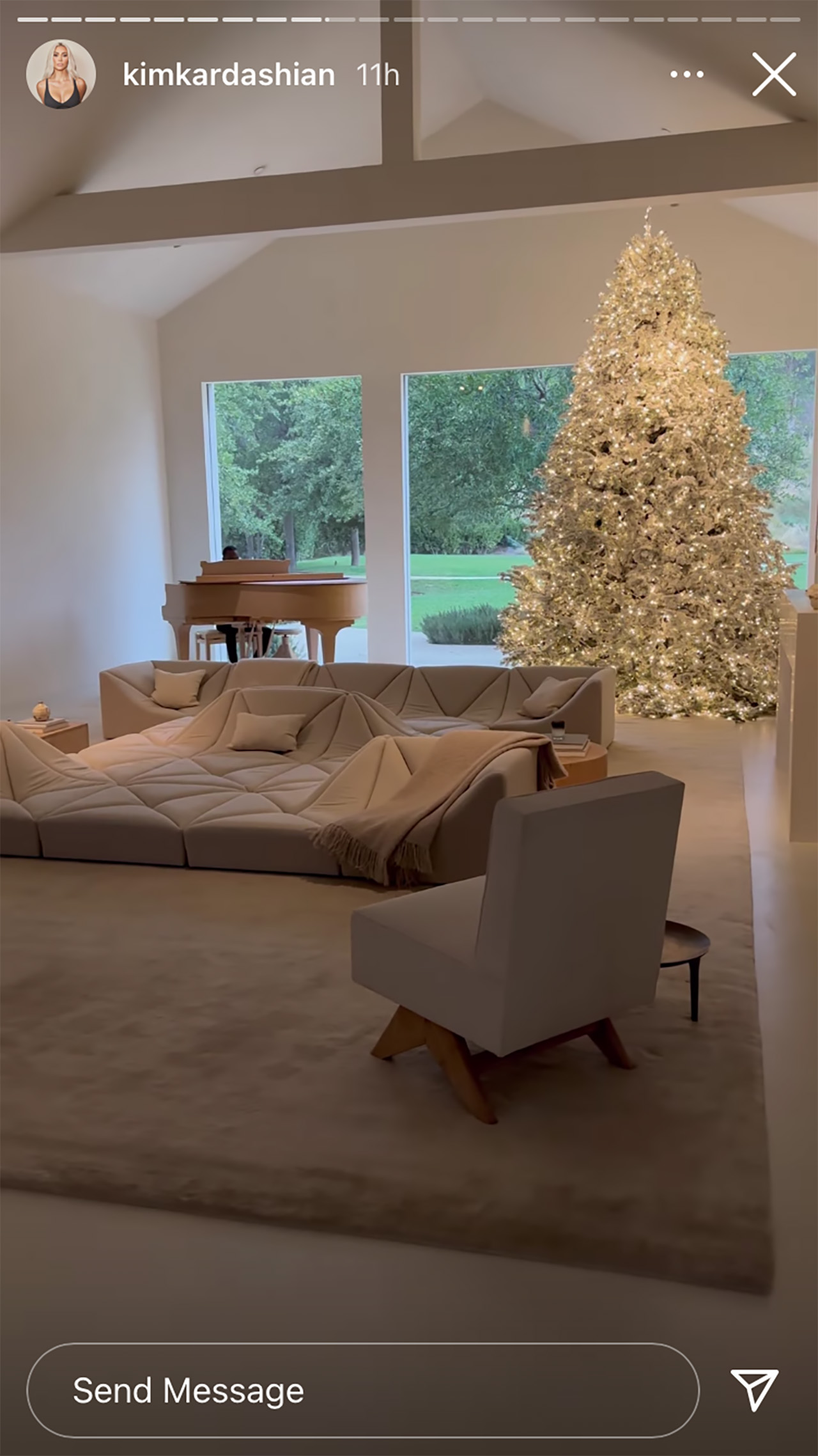 Огромная рождественская елка Ким Кардашьян в гостиной.