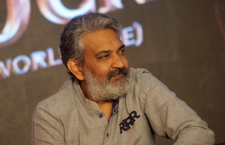 МУМБАЙ, ИНДИЯ - 06 апреля: SS Rajamouli принимает участие в праздновании успеха фильма 