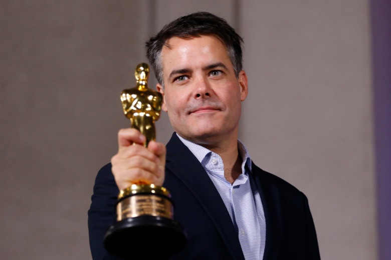 Чилийский режиссер Себастьян Лелио демонстрирует статуэтку «Оскар» за лучший фильм на иностранном языке, которую выиграл его фильм 