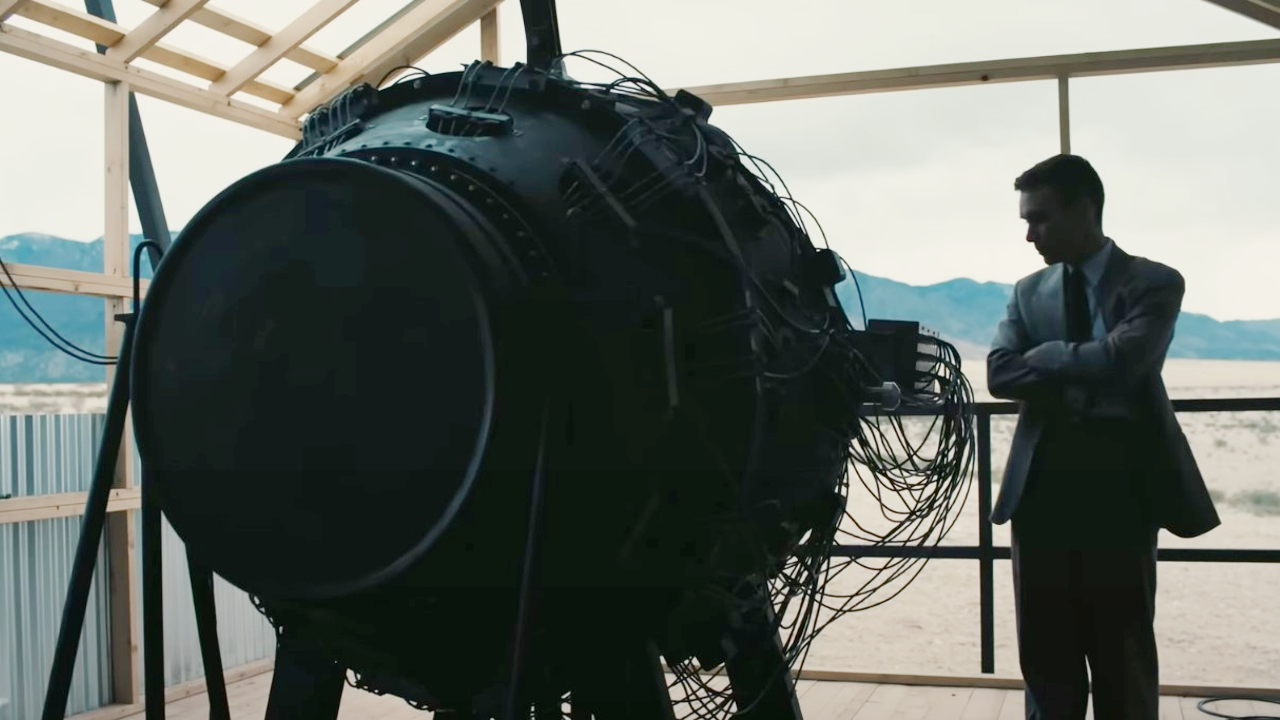 Киллиан Мерфи смотрит на атомную бомбу в Оппенгеймере