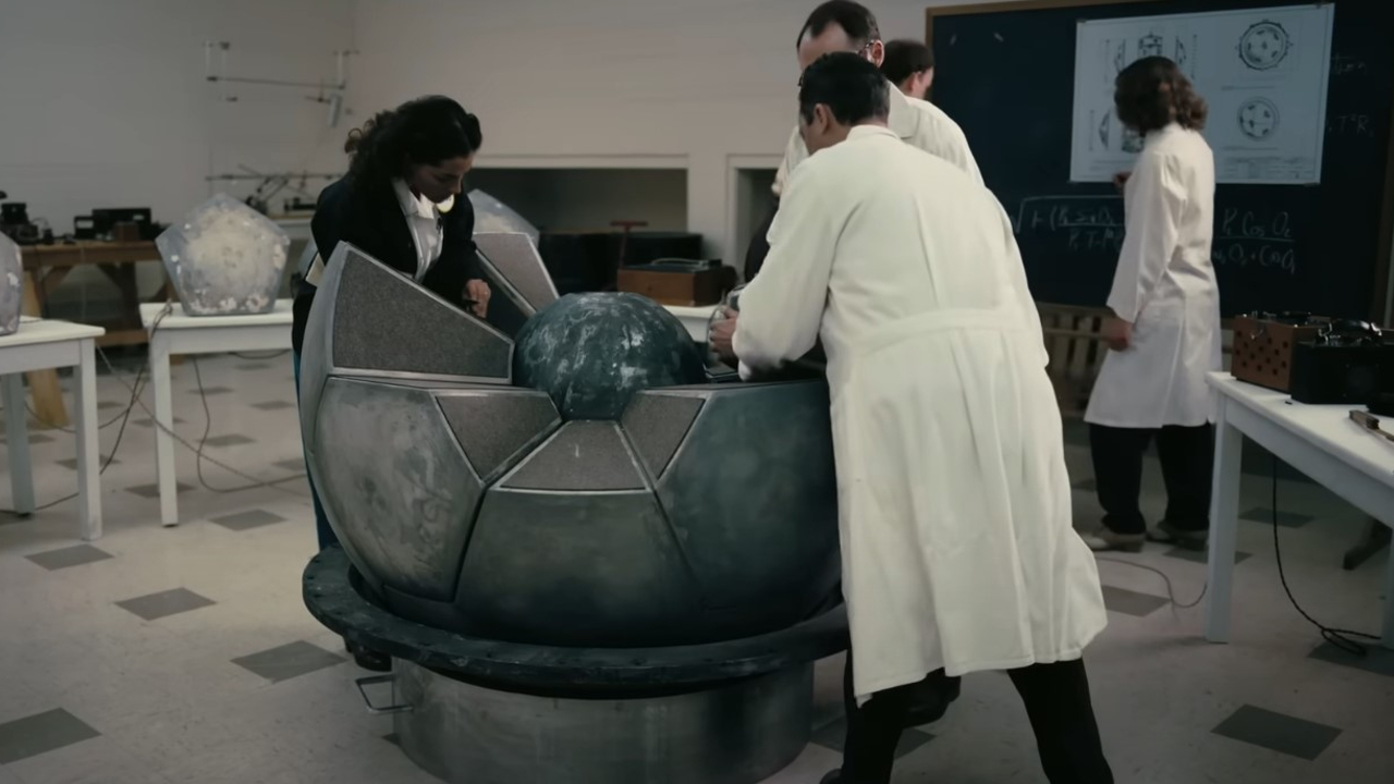 Ученые строят атомную бомбу в Оппенгеймере