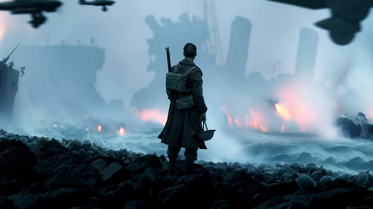 Одинокий солдат стоит в Дюнкерке