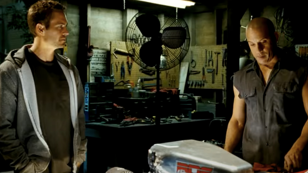 Paul Walker und Vin Diesel unterhalten sich in der Garage in „Fast & Furious“.