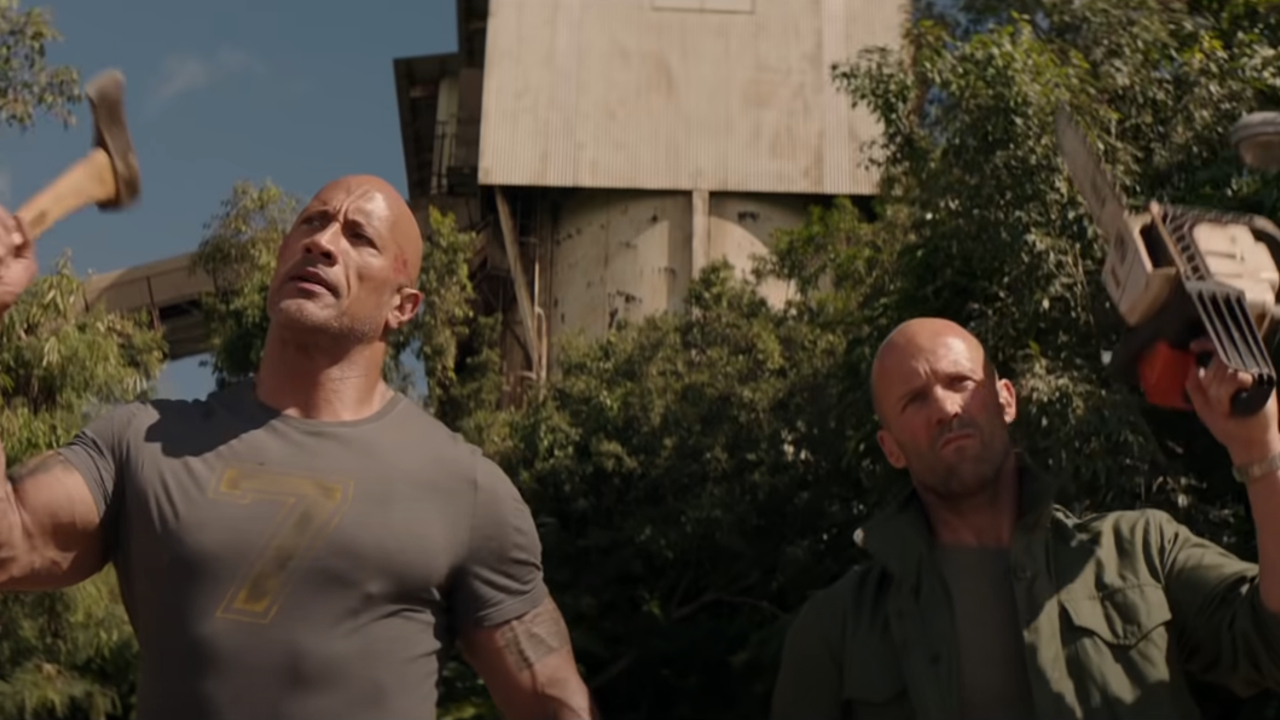 Dwayne Johnson et Jason Statham se lancent dans la bataille avec des armes dans Fast & Furious Presents : Hobbs and Shaw.