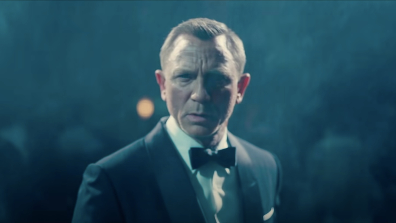Daniel Craig se tient confus dans un nuage de brume dans No Time To Die.
