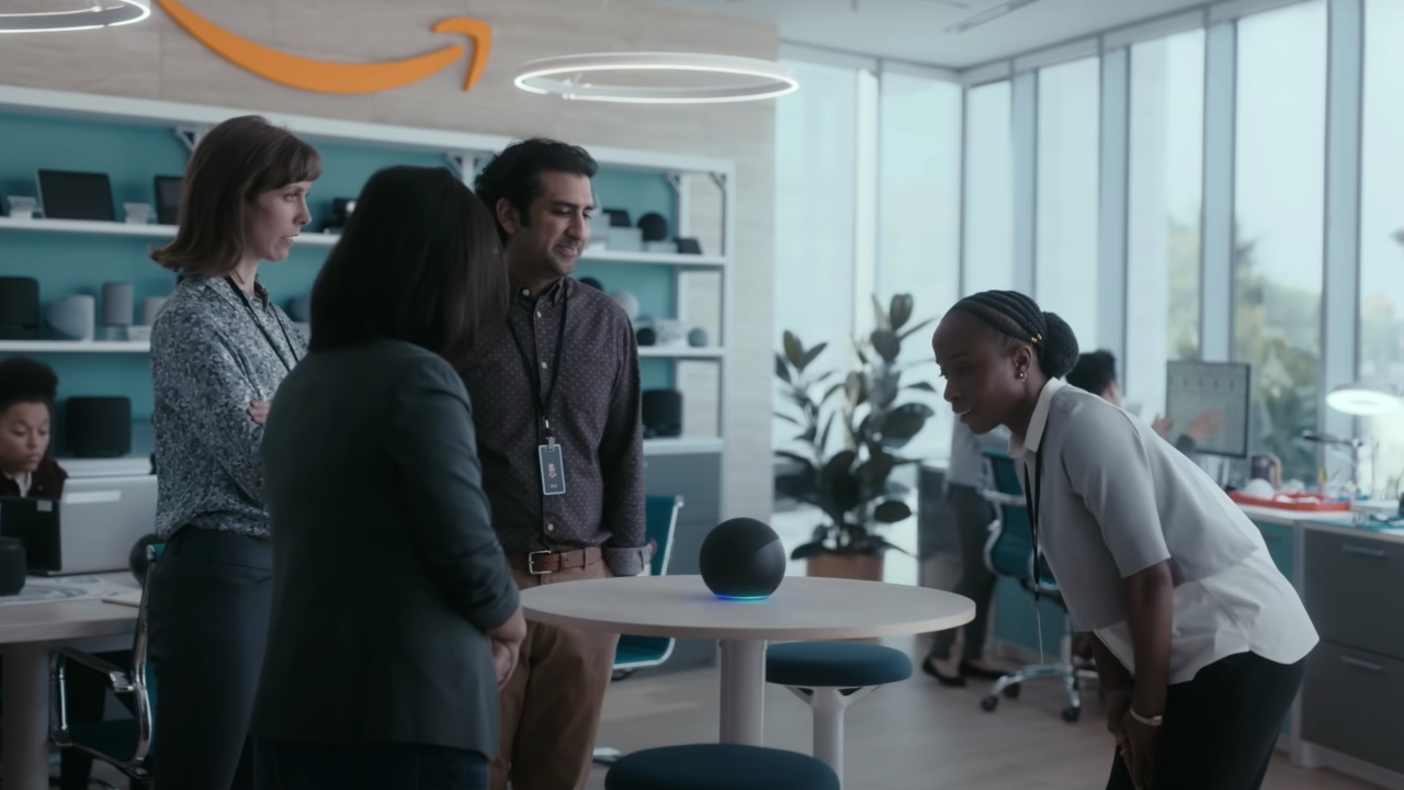 Люди смотрят на устройство Alexa в рекламе Amazon