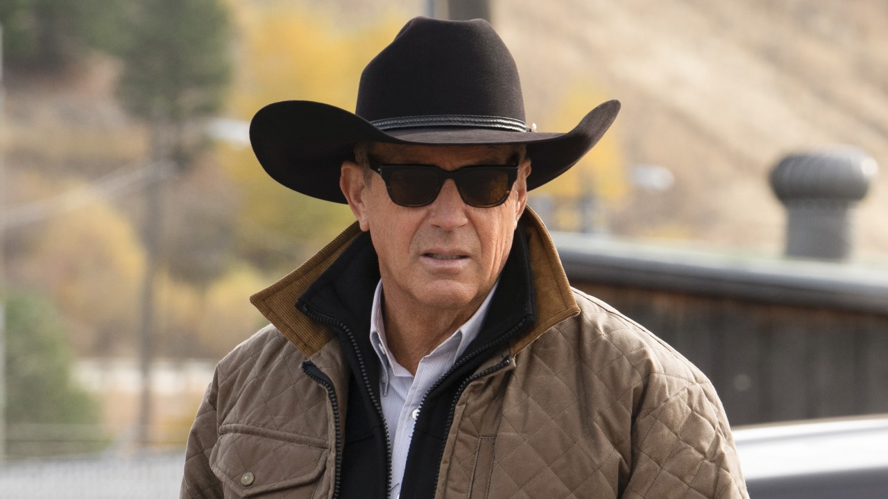 John Dutton en lunettes de soleil et chapeau à Yellowstone