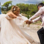 Свадьба Дженнифер Лопес становится заложницей в трейлере боевика «Свадьба из дробовика» (видео)