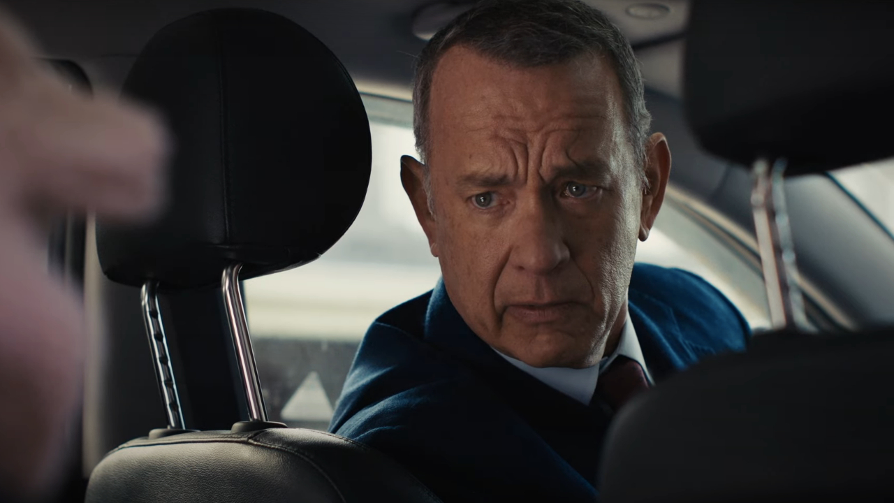 Том Хэнкс оглядывается с водительского места в фильме «Человек по имени Отто».