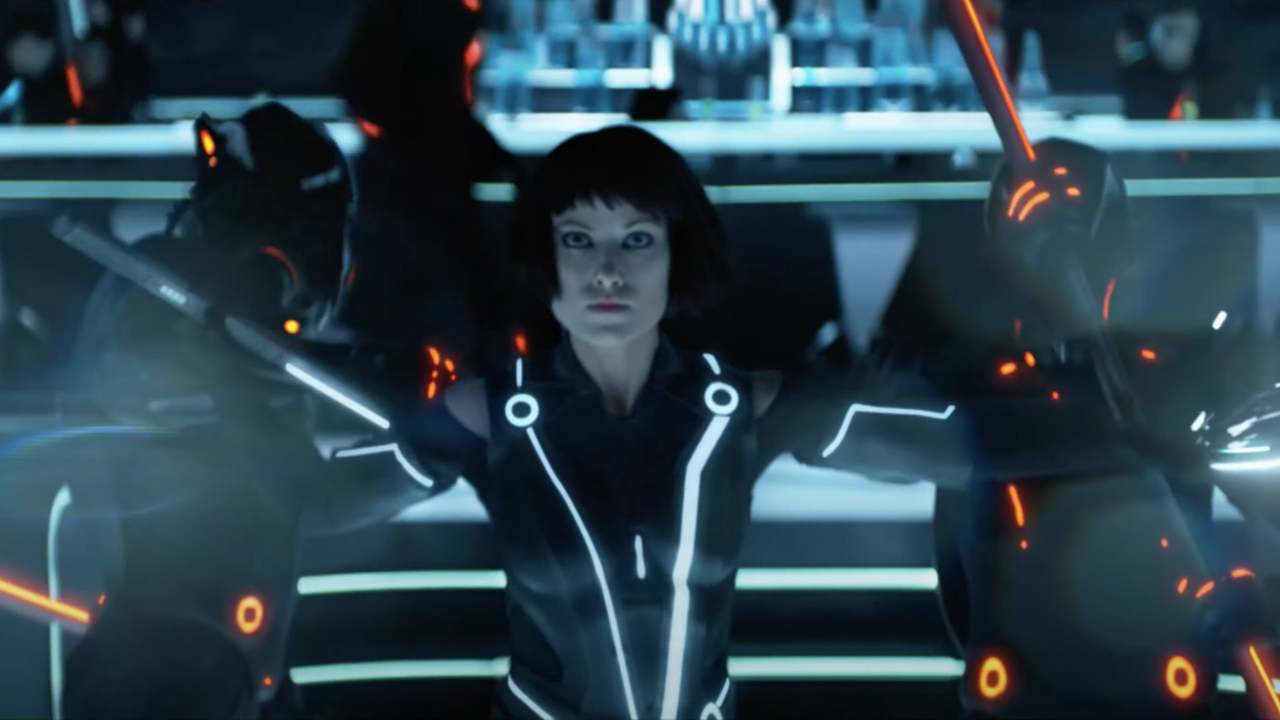 Оливия Уайлд сражается с двумя врагами в клубе End of Line в Tron: Legacy.