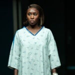 Почему Синтия Эриво почувствовала вызов, рассказывая феминистские истории с использованием черной комедии в «Реве»