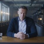 Алексея Навального пытают в вечной одиночной камере, говорит директор номинированного на Оскар фильма «Навальный»