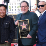 Роберт Дауни-младший наклеил жевательную резинку на звезду Джона Фавро на Аллее славы в Голливуде — просто чтобы сделать это «официальным» (видео)