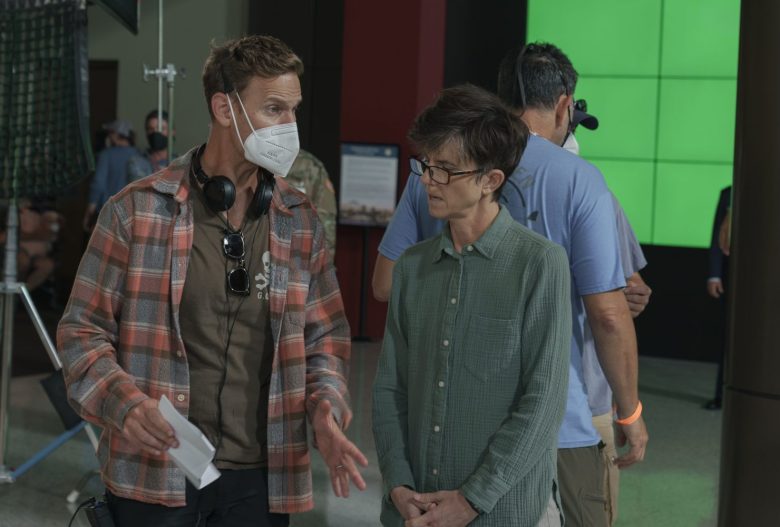 У нас есть призрак.  (слева направо) Кристофер Лэндон (режиссер), Тиг Нотаро в роли доктора Лесли Монро на съемках фильма «У нас есть призрак».  Кр.  Скотт Зальцман/Netflix © 2022.