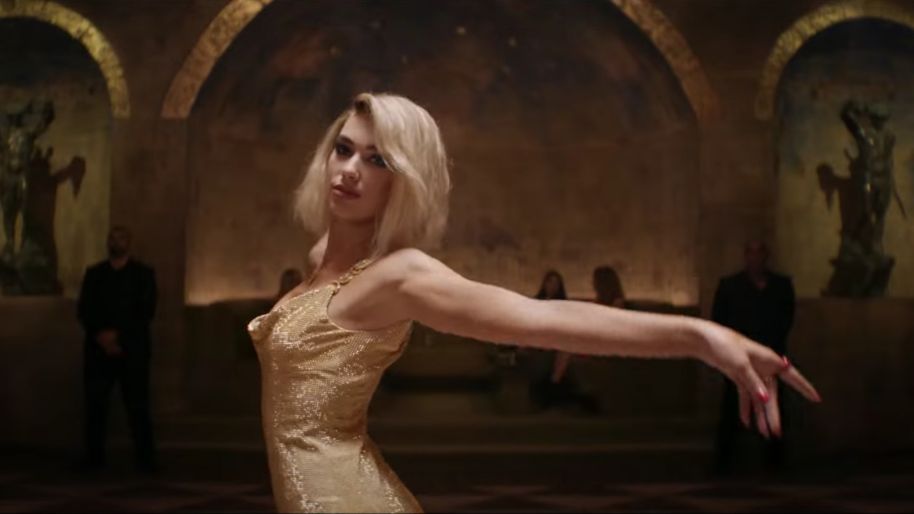 Дуа Липа танцует в золотом платье в Аргайле.