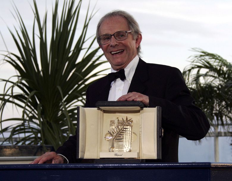 Британский режиссер Кен Лоуч позирует с «Золотой пальмовой ветвью», которую он получил за фильм «Ветер, который качает ячмень» после церемонии закрытия 59-го Каннского кинофестиваля, воскресенье, 28 мая 2006 г., Канны, Франция. Каннский кинофестиваль, май 2006 г.