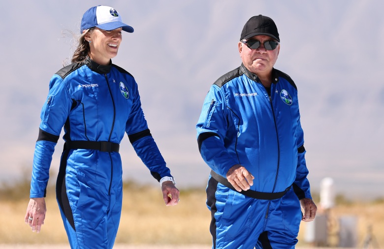 ВАН ХОРН, ТЕХАС - 13 ОКТЯБРЯ: Вице-президент Blue Origin по полетам и полетам Одри Пауэрс (слева) идет с актером 