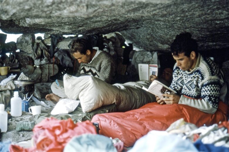 Дуг Томпкинс и Ивон Шуинар сидят в спальных мешках и читают.  (Лито Техада-Флорес/Патагония)