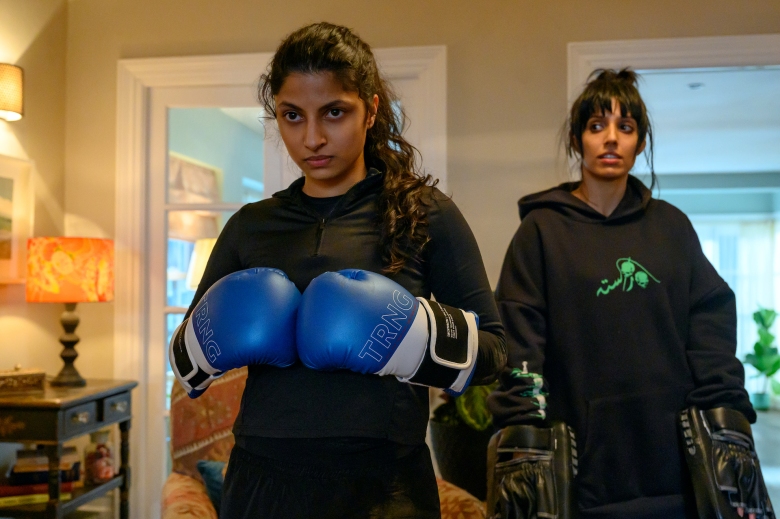 Две сестры в повседневной одежде в своем доме, в боксерских перчатках;  еще из 