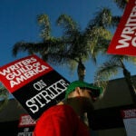Гильдия продюсеров поддерживает забастовку WGA, отмечает «трудное решение» бороться за «значительные изменения»