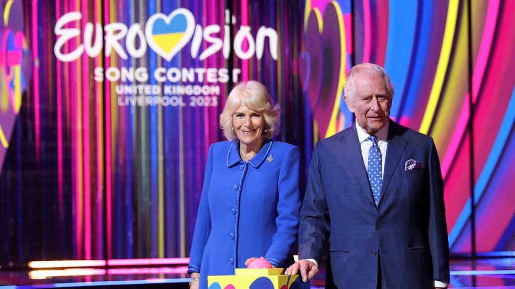 Британский король Карл III и британская Камилла, королева-консорт, включают освещение на сцене во время посещения места проведения конкурса песни «Евровидение» в этом году, M&S Bank Arena в Ливерпуле, 26 апреля 2023 года.