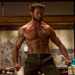 Hugh Jackman trägt im ersten Blick auf „Deadpool 3“ einen klassischen Wolverine-Anzug (Foto)
