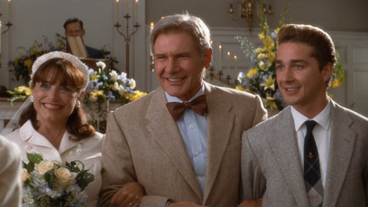Karen Allen, Harrison Ford et Shia LaBeouf, souriant bras dessus bras dessous lors du mariage à Indiana Jones et au Royaume du Crâne de Cristal.