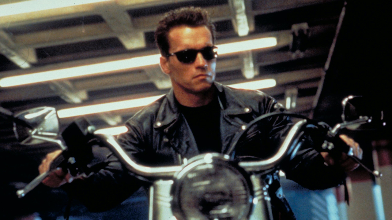 Arnold Schwarzenegger assis sur une moto dans Terminator 2 : Judgment Day
