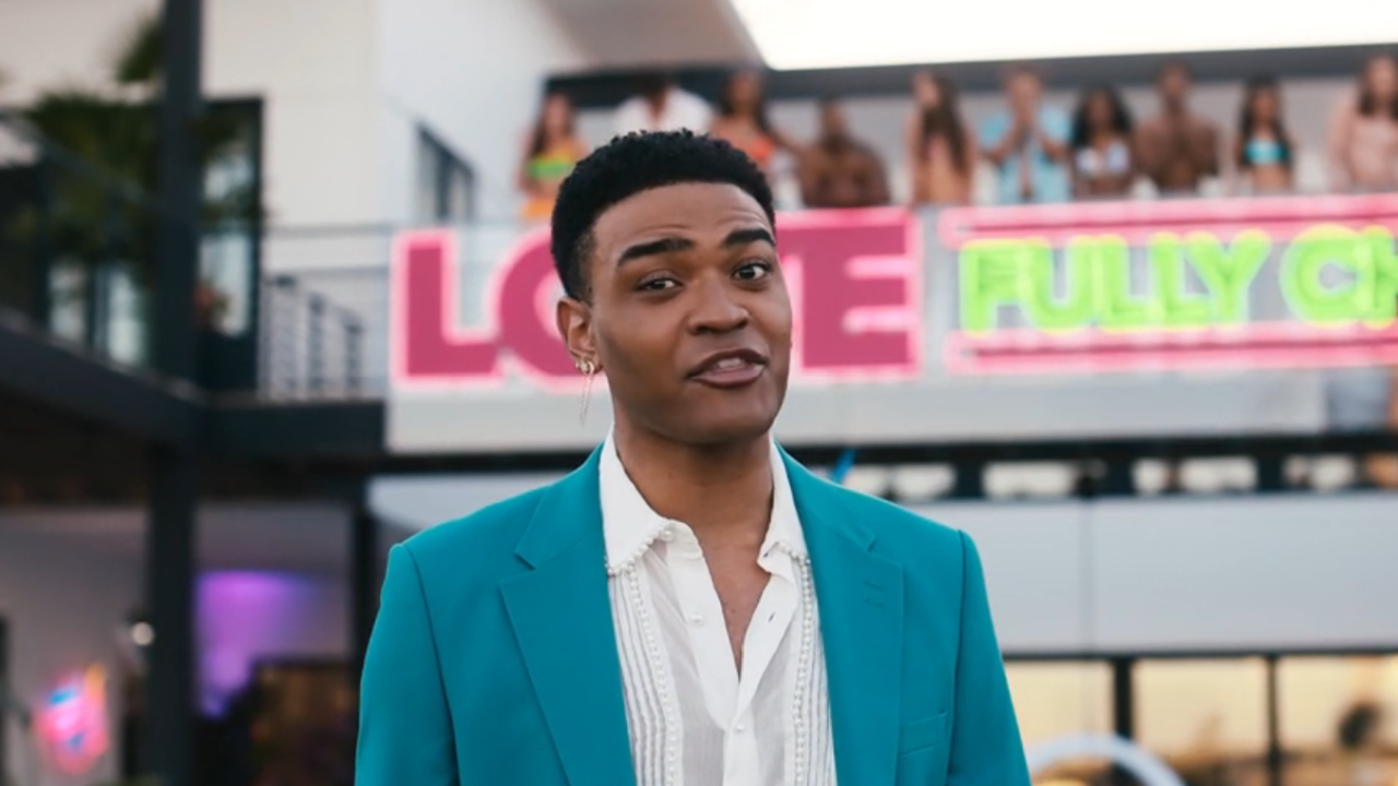 Der Moderator von LOVE: Fully Charged auf Zoey 102.