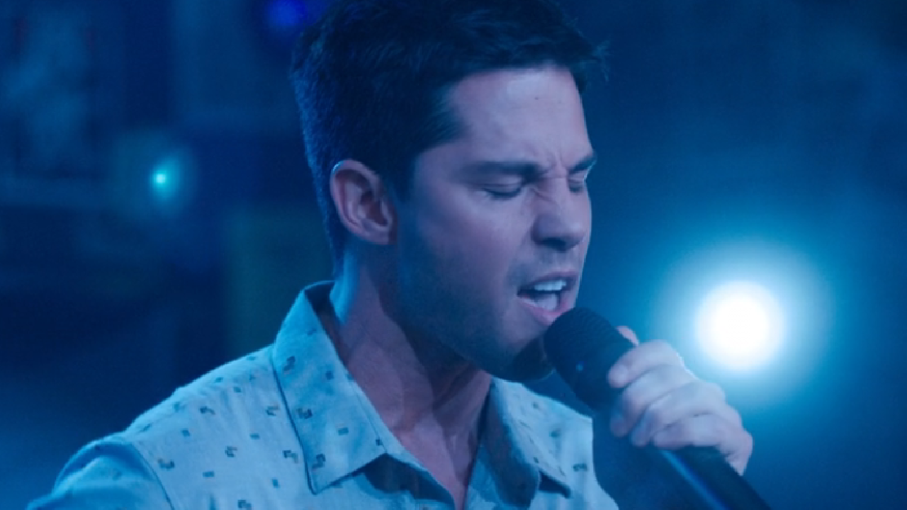 Dean Geyer singt in Zoey 102.