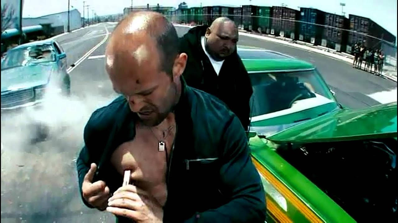Jason Statham attachant une batterie de voiture à son mamelon dans Crank: High Voltage
