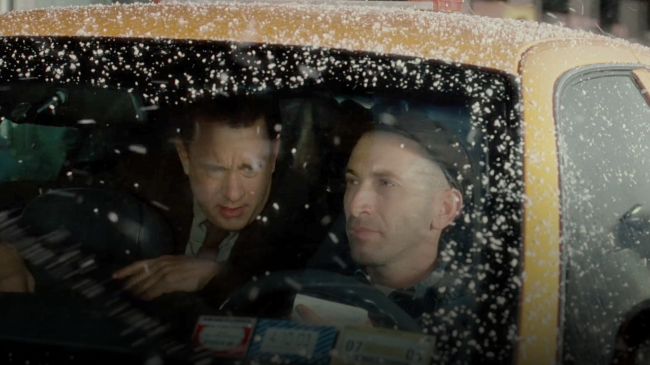 Tom Hanks und Mark Ivanir in „The Terminal“.