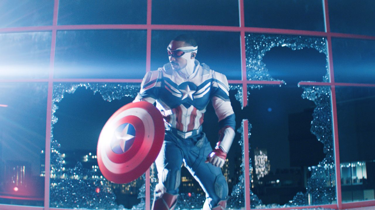 Anthony Mackie incarne Captain America dans Le Faucon et le Soldat de l'Hiver