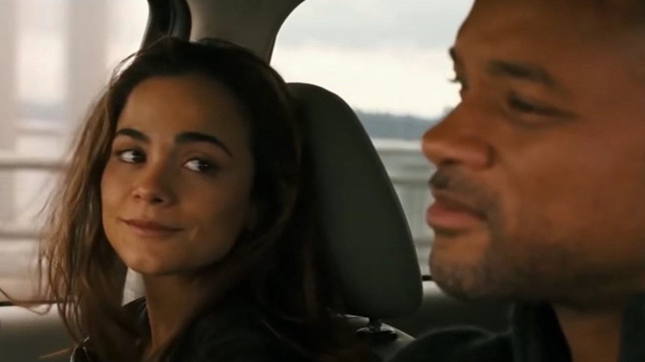 Alice Braga sourit à Will Smith lors d'un trajet en voiture dans I Am Legend.