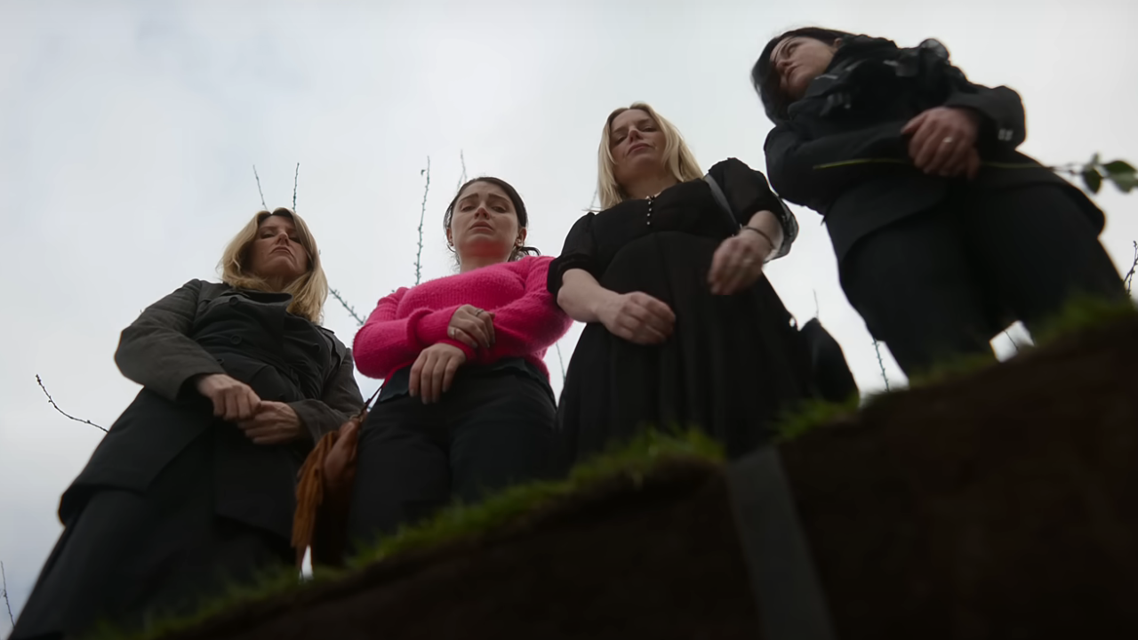 Les principales stars de Bad Sisters debout sur une tombe.