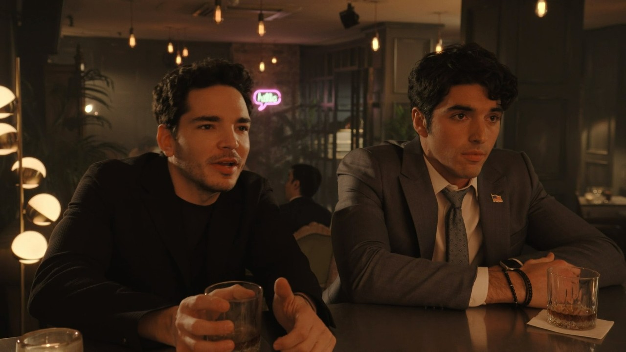 Juan Castano und Taylor Zakhar Perez in Rot, Weiß und Königsblau