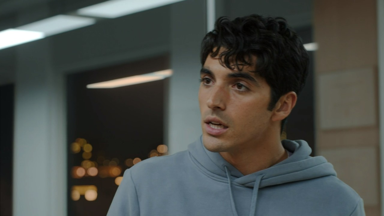 Taylor Zakhar Perez in Rot, Weiß und Königsblau