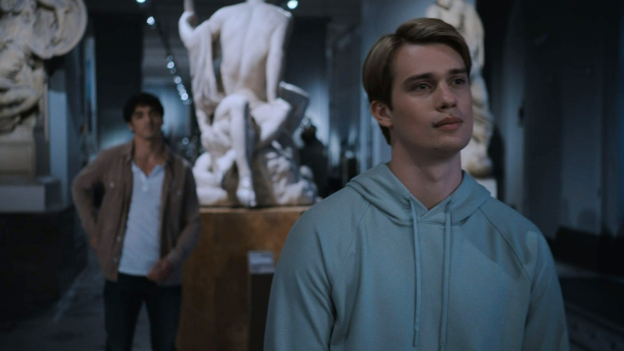 Nicholas Galitzine und Taylor Zakhar Perez in Rot, Weiß und Königsblau