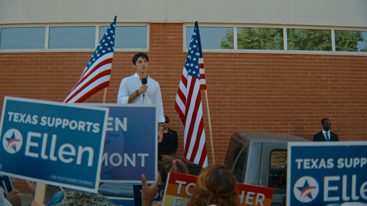 Taylor Zakhar Perez in Rot, Weiß und Königsblau