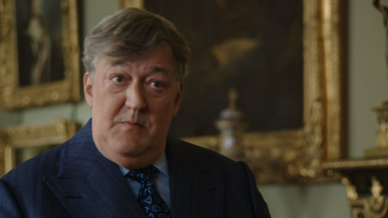 Stephen Fry in Rot, Weiß und Königsblau