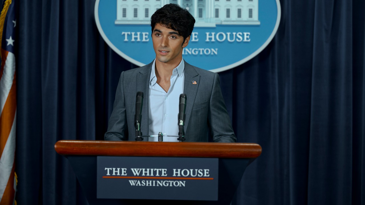 Тейлор Захар Перес стоит за трибуной Белого дома.