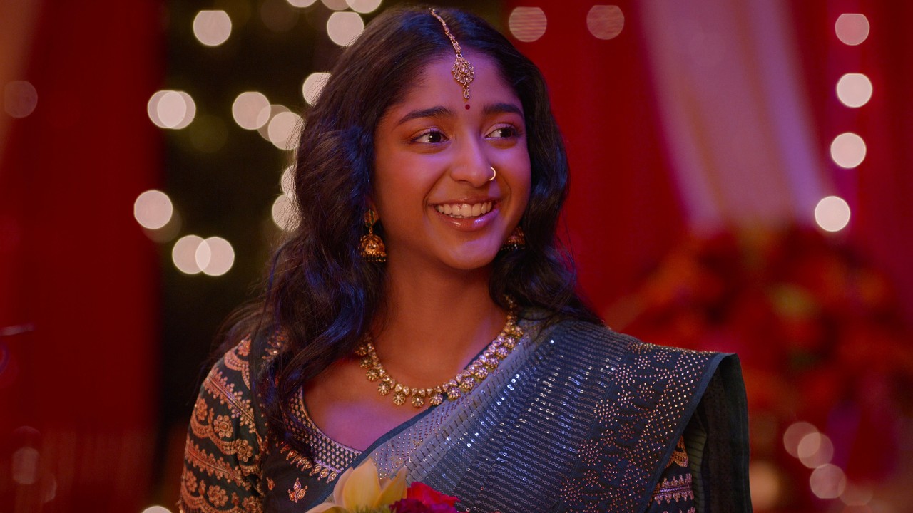 Майтрейи Рамакришнан улыбается в роли Деви на свадьбе Пати в финале фильма «Я никогда не был».
