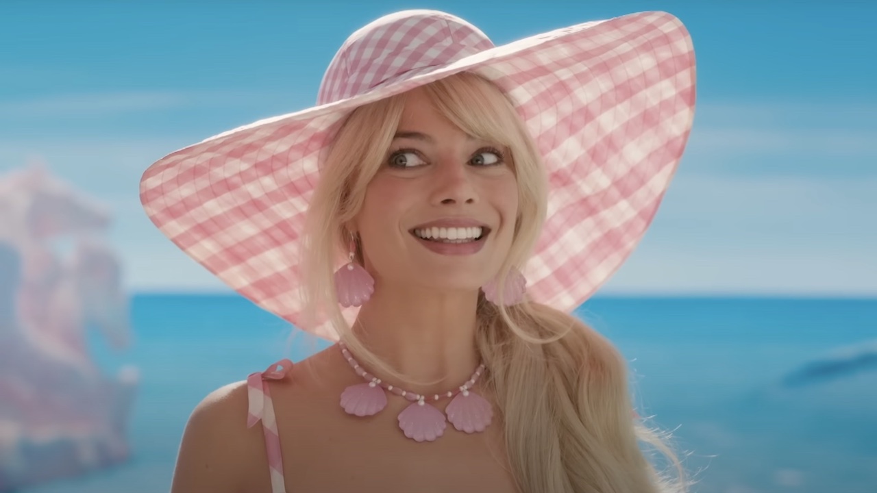 Margot Robbies Barbie lächelt am Strand