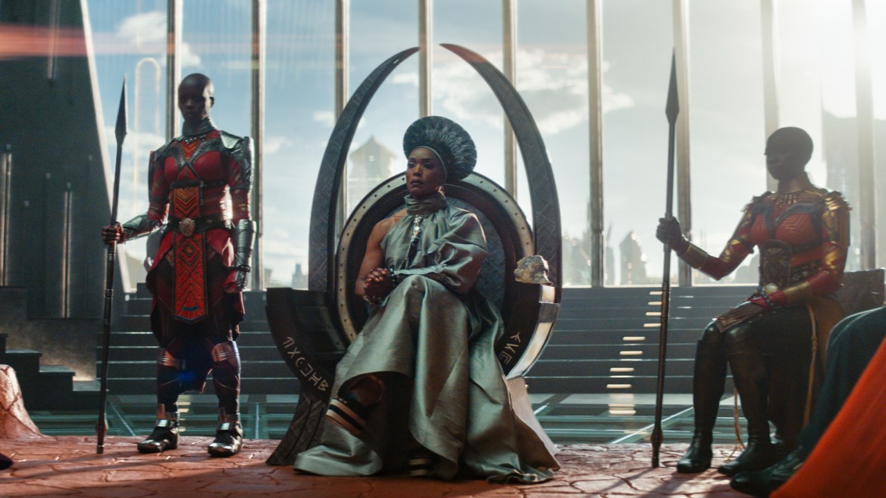 Les femmes du Wakanda tenant leur cour dans la salle du trône dans Black Panther : Wakanda Forever