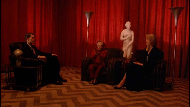 (de gauche à droite) Kyle MacLachlan, Michael J. Anderson et Sheryl Lee dans Twin Peaks de David Lynch.