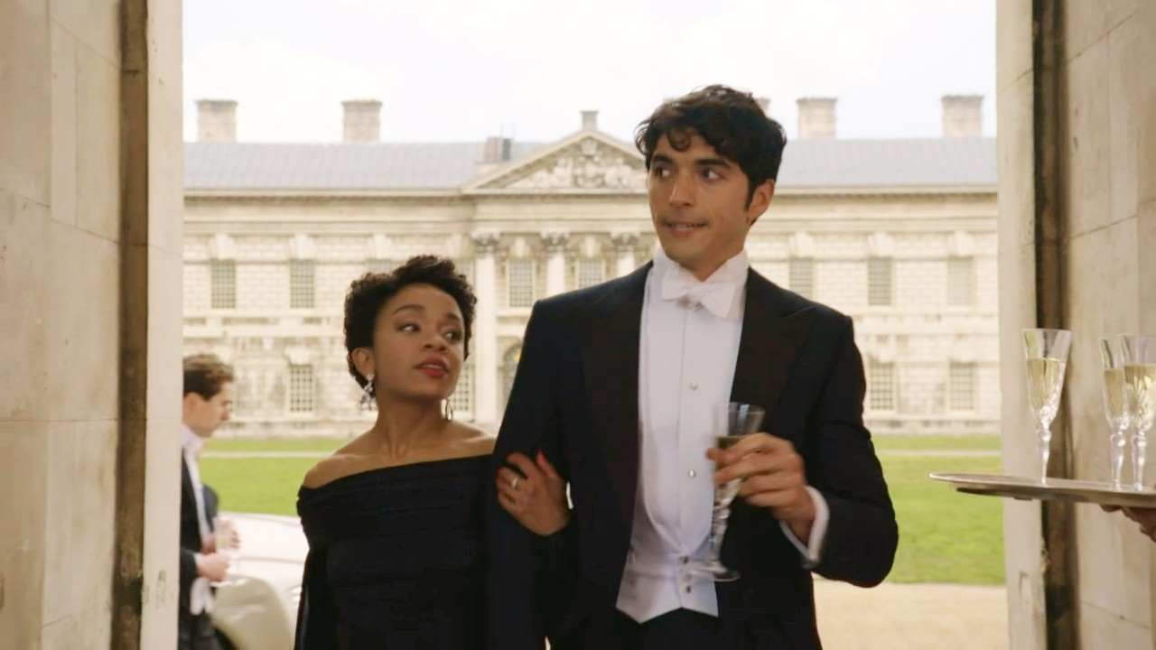 Taylor Zakhar Perez und Rachel Hilson in Rot, Weiß und Königsblau